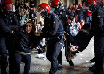Dimostranti portate via dalla polizia durante un rally femminista, San Sebastian, Paesi Baschi, Spagna (Ansa)