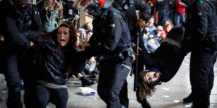 Dimostranti portate via dalla polizia durante un rally femminista, San Sebastian, Paesi Baschi, Spagna (Ansa)