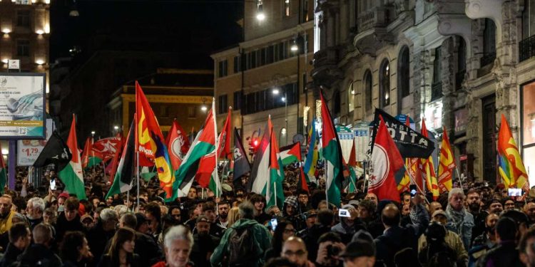 Un momento della protesta in difesa della Flotilla, Roma, 1 Ottobre 2025. ANSA/GIUSEPPE LAMI
