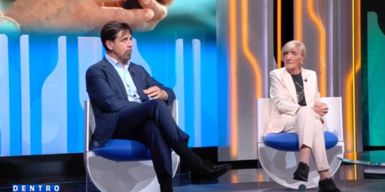 Valerio Staffelli e mamma Gigliola (Foto: screen Mediaset Infinity)