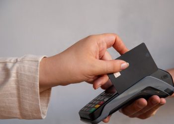 Carta che striscia nel POS