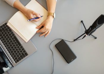 Giornalista che scrive