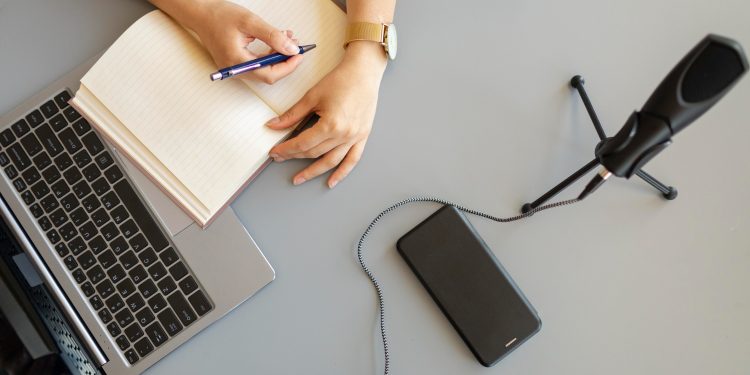 Giornalista che scrive