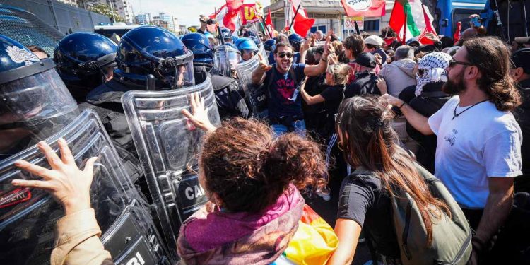 Sciopero indetto dai sindacati, manifestazione a Napoli, 3 ottobre 2025 (Ansa)