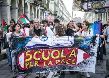 Studenti e comuni cittadini per la Palestina con la "Camminata per Gaza" organizzata dall'assemblea "La scuola per Gaza". Torino 05 giugno 2025 ANSA/TINO ROMANO