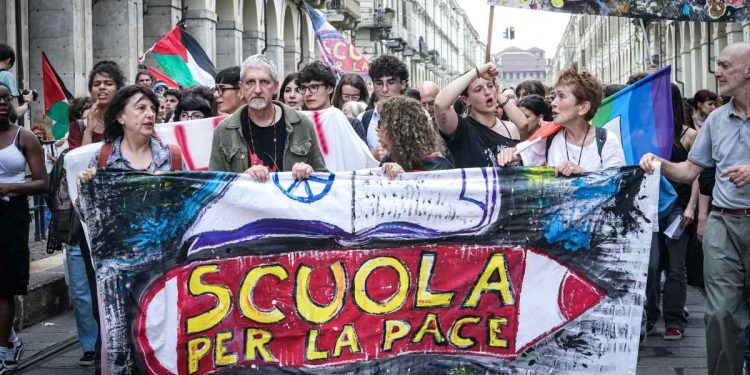 Studenti e comuni cittadini per la Palestina con la "Camminata per Gaza" organizzata dall'assemblea "La scuola per Gaza". Torino 05 giugno 2025 ANSA/TINO ROMANO