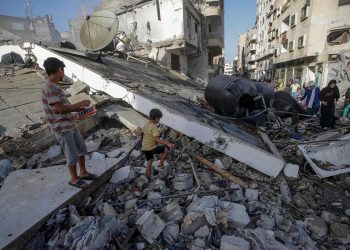 A Gaza City, dopo un bombardamento israeliano, 3 ottobre 2025 (Ansa)
