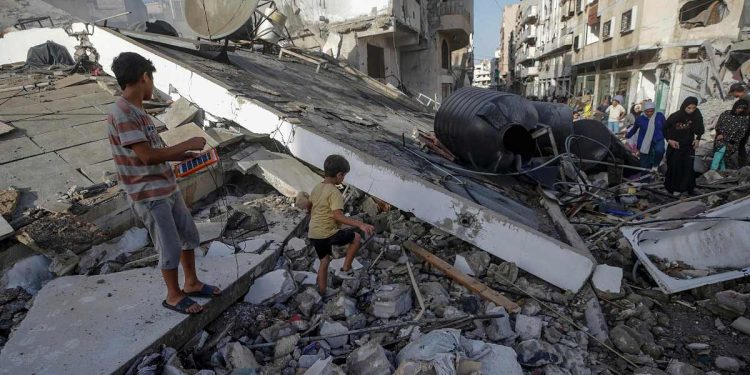 A Gaza City, dopo un bombardamento israeliano, 3 ottobre 2025 (Ansa)
