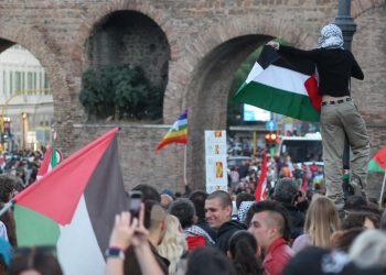 Migliaia di partecipanti alla manifestazione pro Palestina di Roma.  Roma, 4 ottobre 2025. ANSA/Emanuele Valeri