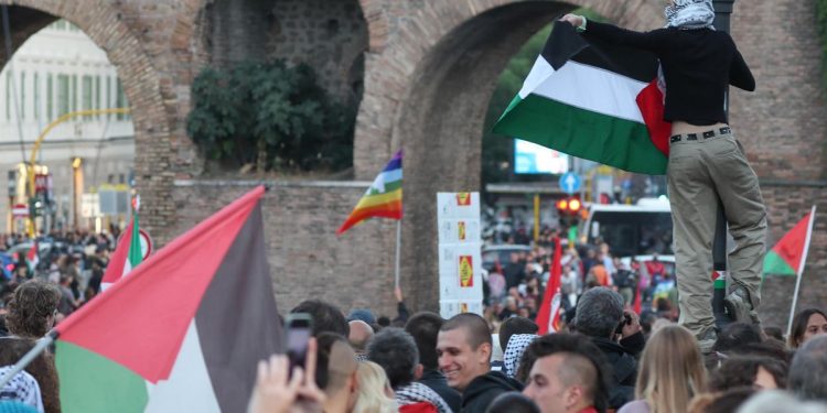 Migliaia di partecipanti alla manifestazione pro Palestina di Roma.  Roma, 4 ottobre 2025. ANSA/Emanuele Valeri