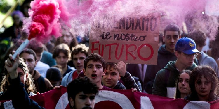 Studenti medi in protesta (Ansa)