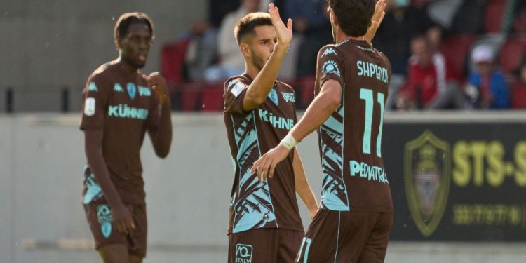 Shpendi dell'Empoli esulta coi compagni (empolifc.it)