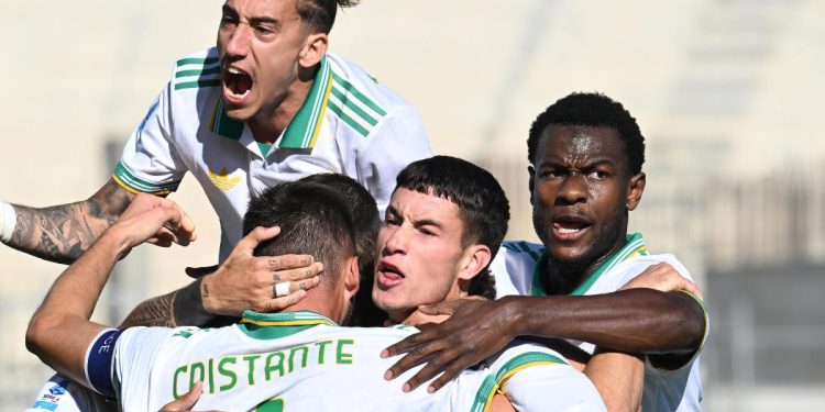 L'esultanza della Roma contro la Fiorentina (Foto Ansa)