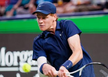 Jannik Sinner in azione, qui all'Atp Shanghai (Foto ANSA)