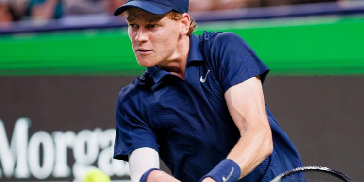 Jannik Sinner in azione, qui all'Atp Shanghai (Foto ANSA)