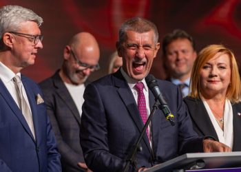 Andrej Babis (c) festeggia dopo la vittoria alle politiche (Ansa)