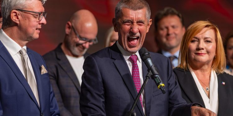 Andrej Babis (c) festeggia dopo la vittoria alle politiche (Ansa)