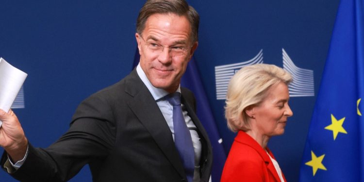Mark Rutte, segretario generale della NATO, con Ursula von der Leyen, presidente della Commissione UE (Ansa)