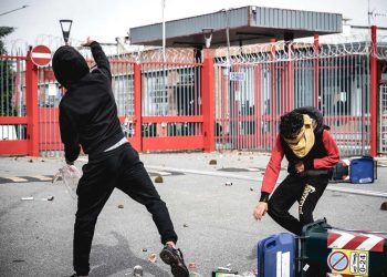 Vandali pro Pal davanti alla sede di Leonardo. Torino, 03 ottobre 2025 ANSA/TINO ROMANO