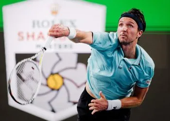 Arthur Rinderknech al servizio a Shanghai (Foto ANSA)