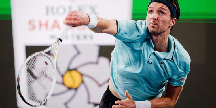 Arthur Rinderknech al servizio a Shanghai (Foto ANSA)