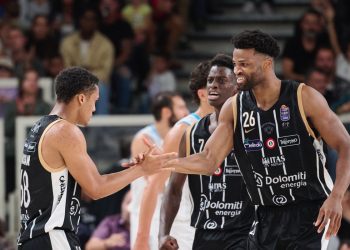 Patrick Hassan e Jordan Bayehe esultano con Trento (da facebook.com/AquilaBasketTN)