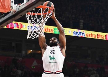 Josh Nebo schiaccia con l'Olimpia Milano (da facebook.com/OlimpiaMilano1936)