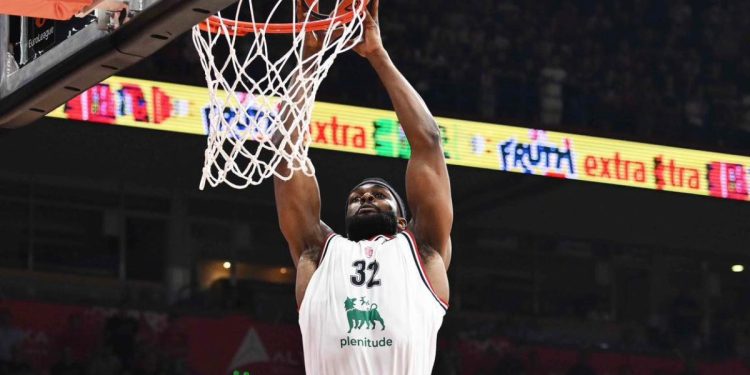 Josh Nebo schiaccia con l'Olimpia Milano (da facebook.com/OlimpiaMilano1936)