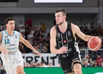 Matas Jogela con la Dolomiti Energia Trento (da facebook.com/AquilaBasketTN)