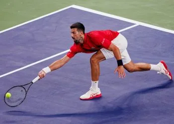 Novak Djokovic in azione, qui a Shanghai (Foto ANSA)