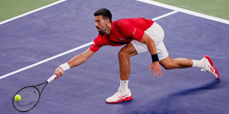 Novak Djokovic in azione, qui a Shanghai (Foto ANSA)