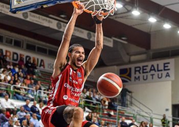 Una schiacciata di Olivier Nkamhoua con la Openjobmetis Varese (da facebook.com/pallvarese)