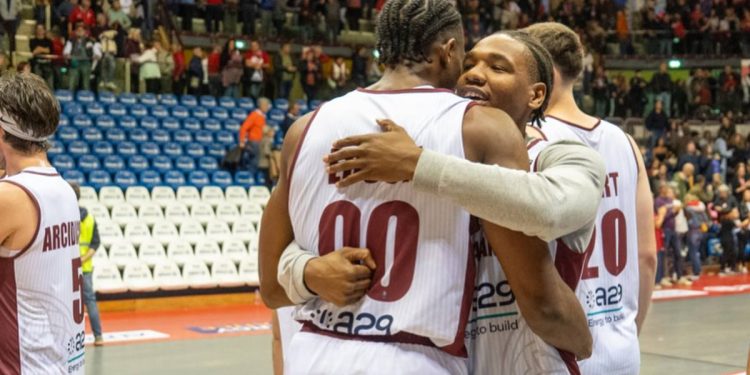 L'esultanza dei Trapani Shark (da facebook.com/trapanishark)