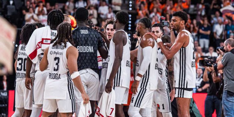 La Virtus Bologna in campo (da facebook.com/virtusbologna)