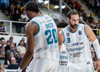 Xavier Sneed e Riccardo Moraschini con Cantù (da facebook.com/pallcantu)