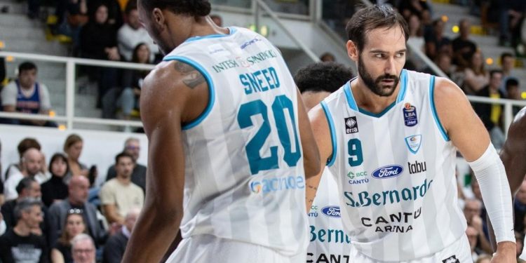 Xavier Sneed e Riccardo Moraschini con Cantù (da facebook.com/pallcantu)