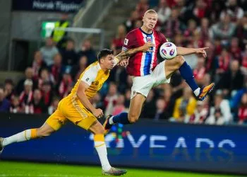 Haaland contrastato da un difensore in Norvegia-Moldavia (Foto Ansa)