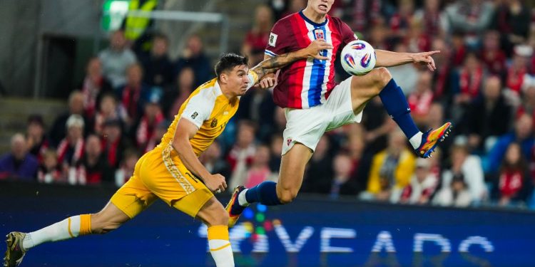 Haaland contrastato da un difensore in Norvegia-Moldavia (Foto Ansa)