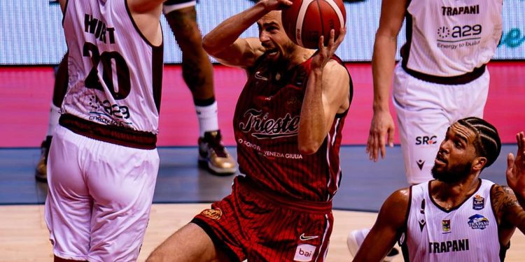 Lodovico Deangeli in azione con Trieste (da facebook.com/pallacanestrotrieste)
