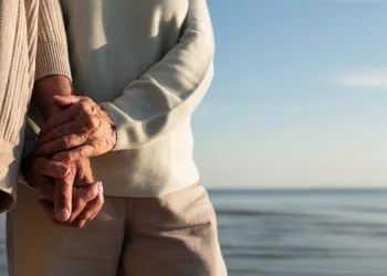 Mani di persone anziane