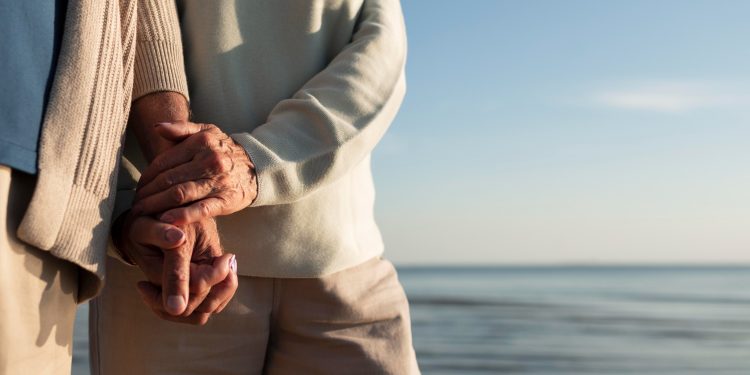 Mani di persone anziane