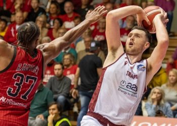 Matthew Hurt al tiro con Trapani (da facebook.com/trapanishark)