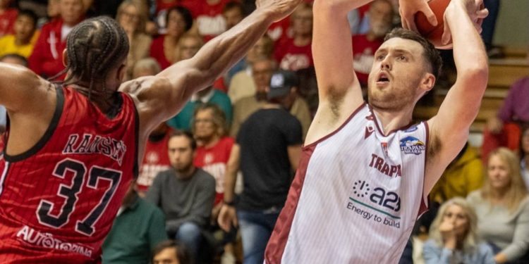 Matthew Hurt al tiro con Trapani (da facebook.com/trapanishark)