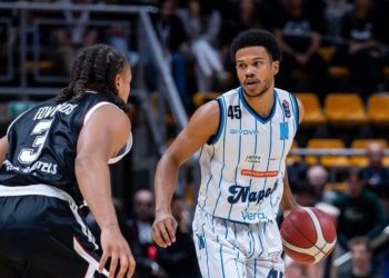 Rasir Bolton contro Carsen Edwards in Napoli Virtus Bologna (da facebook.com/NPLBasketball)