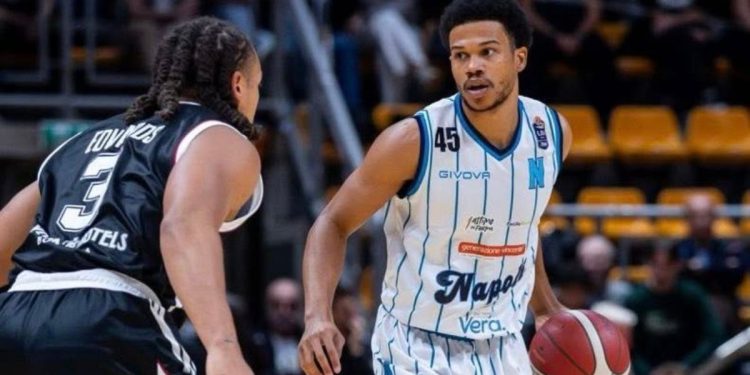 Rasir Bolton contro Carsen Edwards in Napoli Virtus Bologna (da facebook.com/NPLBasketball)