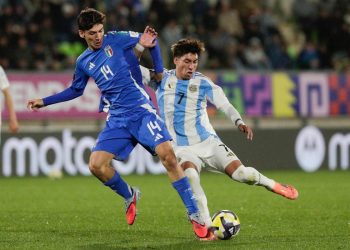 Sala lotta con Carrizo in Argentina-Italia U20 (Foto Ansa)