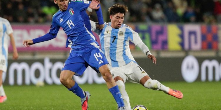 Sala lotta con Carrizo in Argentina-Italia U20 (Foto Ansa)