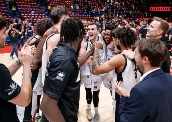 L'esultanza della Bertram Tortona (da facebook.com/DerthonaBasket)