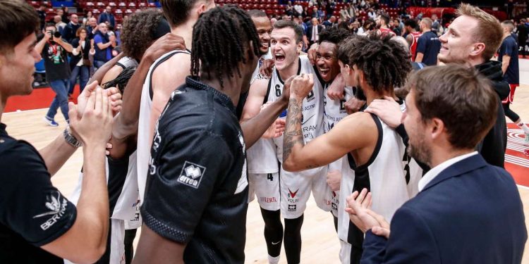 L'esultanza della Bertram Tortona (da facebook.com/DerthonaBasket)