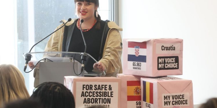 La presentazione delle firme raccolte per la proposta di My Voice My Choice (Ansa)